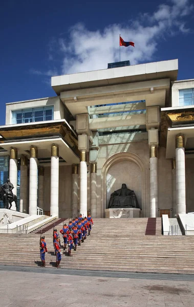 Hedersvakt Framför Regeringspalatset Grand Chinggis Khaan Torget Ulaanbaatar Mongoliet — Stockfoto