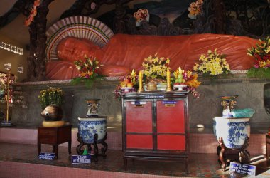 Niet 'in yasaklı manastırında yaslanan Buda. Vung Tau. Vietnam
