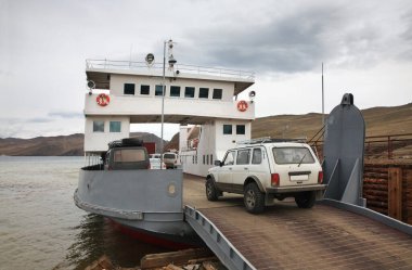 Feribot Sakhyurta 'daki Baykal Gölü' nden geçiyor. Olkhonsky bölgesi. Irkutsk oblast. Rusya