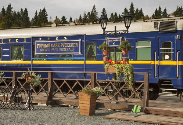 鉄道駅でのRuskeala ExpressマウンテンパークRuskeala カレリア共和国 ロシア — ストック写真