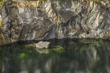 Ruskeala Dağı 'ndaki büyük mermer kanyon. Karelia Cumhuriyeti. Rusya