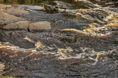 Ruskeala köyü yakınlarındaki Tohmajoki nehrinde Ruskeal şelaleleri. Sortavala bölgesi. Karelia Cumhuriyeti. Rusya