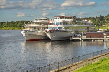 Uglich kasabasındaki nehir istasyonu. Rusya