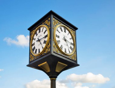 Tver 'deki Tryokhsvyatskaya caddesinde saat. Rusya