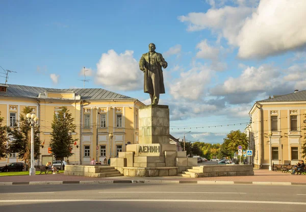 Tver 'deki Lenin Meydanı' nda Lenin anıtı. Rusya