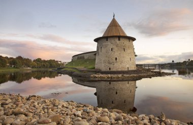 Pskov 'daki Krom (Kremlin) Ploskaya (Düz) kulesi. Rusya