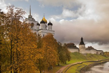 Krom 'daki Trinity Katedrali (Kremlin) ve Pskov' daki Pskova Nehri 'nin seti. Rusya