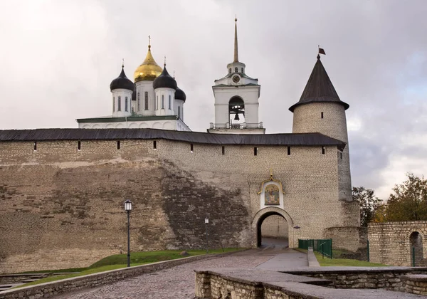 Trinity Katedrali, Trinity (Saat) Kulesi ve Pskov 'daki Krom (Kremlin)' deki Büyük Kapı. Rusya
