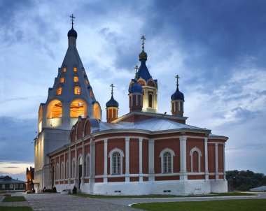 Katedral çan kulesi ve Kolomna Kremlin 'deki Tikhvin' in Annesi İkon Kilisesi. Rusya
