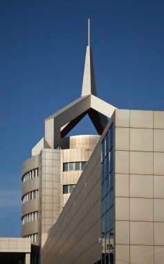 Karaganda 'daki Bukhar-Zhyrau Bulvarı' ndaki modern binanın bir parçası. Kazakistan