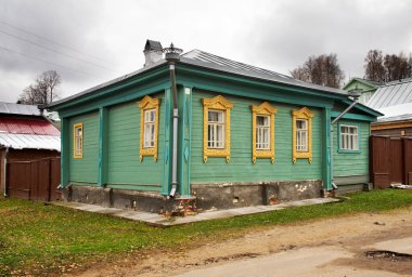 Plyos 'un tarihi bölgesinde eski ahşap bir ev. İvanovo oblast. Rusya