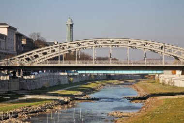Ostrava 'daki Ostravice Nehri üzerindeki Milos Sykora köprüsü. Çek Cumhuriyeti
