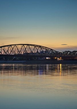 Torun 'daki Jozef Pisudski köprüsünün görüntüsü. Polonya