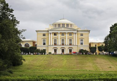 Pavlovsk Sarayı 'ndaki büyük saray ve Saint Petersburg yakınlarındaki Park Ensemble. Rusya