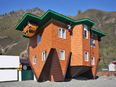 Manzherok köyündeki ters ev. Altai Cumhuriyeti. Rusya