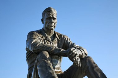 Srostki köyündeki Picket Dağı 'nda Vasily Shukshin anıtı. Altai Krai. Batı Sibirya. Rusya