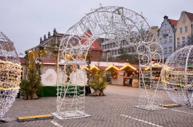 Gdansk 'taki Kömür Pazarı' nın (Targ Weglowy) tatil süslemeleri. Polonya