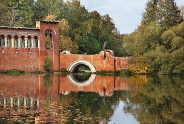 Marfino malikanesinde köprü. Moskova Oblastı. Rusya