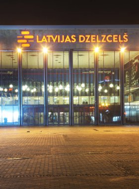 Riga 'daki tren istasyonu. Letonya