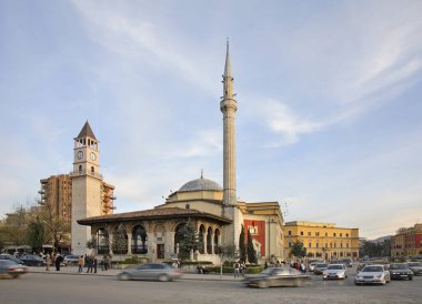 Tiran 'daki Ethem Bey camii ve saat kulesi. Arnavutluk