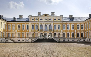 Pilsrundale yakınlarındaki Rundale Sarayı. Letonya