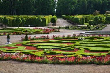 Pilsrundale yakınlarındaki Rundale Sarayı 'nın parkı. Letonya