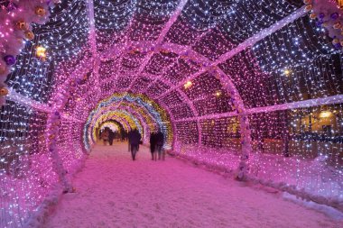 Moskova 'daki Tverskoy Bulvarı' nda hafif bir tünel. Rusya