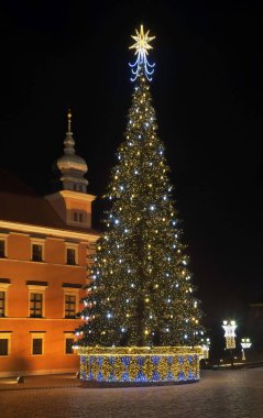 Varşova 'daki Castle Meydanı' nın tatil süslemeleri. Polonya
