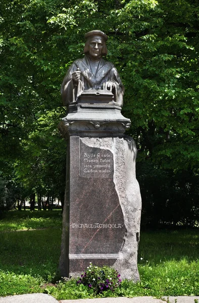Monumento Mikael Agricola Frente Moradia Vyborg Rússia — Fotografia de Stock