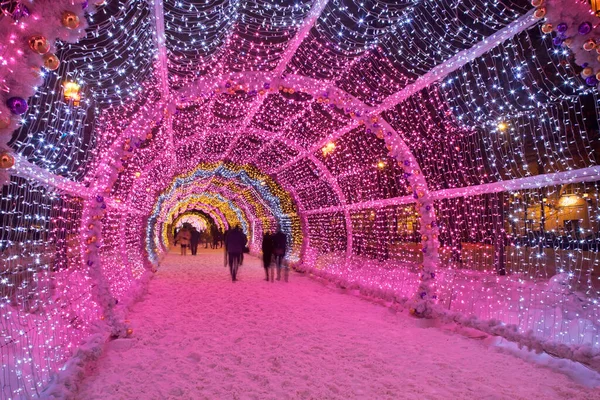 Moskova 'daki Tverskoy Bulvarı' nda hafif bir tünel. Rusya