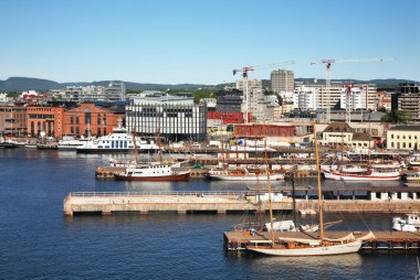 Pipervika Körfezi ve Oslo 'daki Aker Brygge bölgesi. Norveç