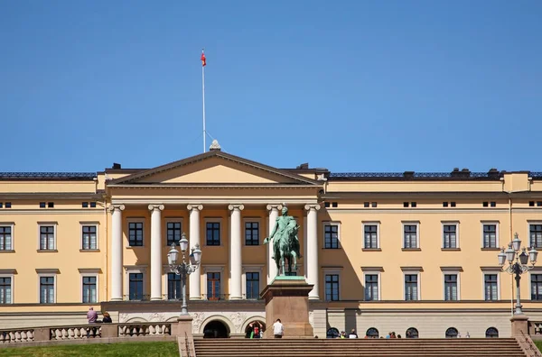 Kraliyet Sarayı ve Oslo 'da Kral Charles John' un heykeli. Norveç