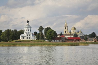 Ostashkov yakınlarındaki Stolobny Adası 'ndaki Nilov Manastırı. Tver oblast. Rusya