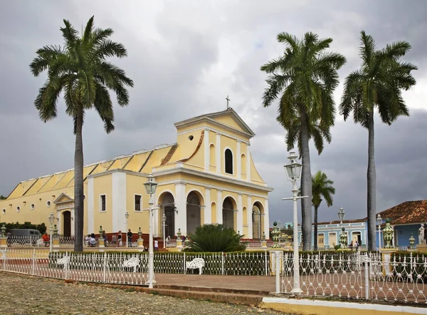 特立尼达市长广场的圣三位一体教堂 — 图库照片