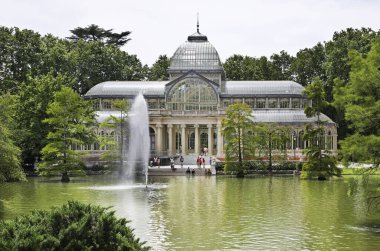 Madrid 'deki Buen Retiro Parkı' nda (Pleasant Retreat Parkı) Kristal Saray (Palacio de Cristal). İspanya