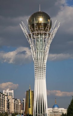 Bayterek anıtı - Astana 'da uzun kavak ağacı. Kazakistan