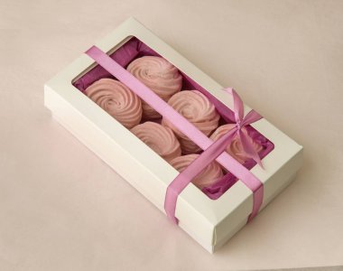 Hediye kutusunda pembe zefir.