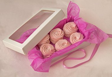 Hediye kutusunda pembe zefir.