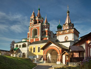 St.Savva 'daki Savvino-Storozhevsky Manastırı' nda (Storozhi Manastırı) Başkalaşım Kilisesi ve Kazan Leydimizin İkonası Manastırı 'nın yemekhanesi. Zvenigorod. Rusya