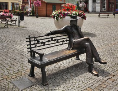 Çek hukuku Niemen, Swiebodzin 'deki John Paul Meydanı' nda yedek kulübesinde. Polonya