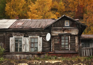 Port-Baykal yerleşim yerindeki eski ev. Irkutsk oblast. Rusça
