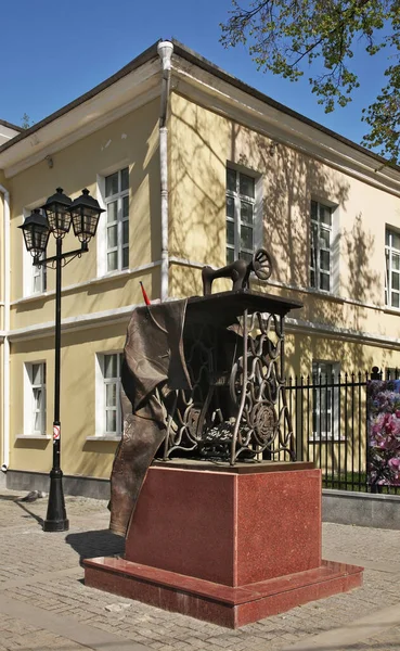 Pomnik Bieżnika Singera Maszyna Szycia Pobliżu Muzeum Lokalnej Historii Podolsku — Zdjęcie stockowe
