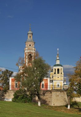 Kutsal Bakire Meryem 'in Varsayımı Kilisesi ve Serpukhov' daki Kızıl Katedral Dağı 'ndaki Aziz Elijah Prophet Kilisesi. Moskova Oblastı. Rusya
