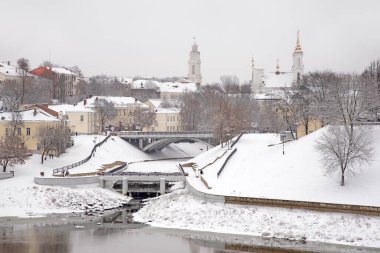Vitebsk 'teki Townhouse, Vitba Nehri üzerindeki Puşkin Köprüsü ve Diriliş (Voskresenskaya) kilisesi. Beyaz Rusya