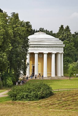 Pavlovsk Sarayı 'ndaki Dostluk Tapınağı ve Saint Petersburg yakınlarındaki Park Topluluğu. Rusya