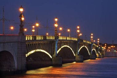 Saint Petersburg 'daki Neva nehri üzerindeki Trinity Köprüsü. Rusya