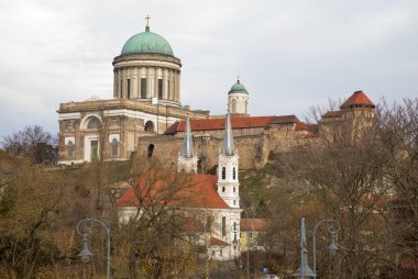 Esztergom 'daki St. Ignatius kilisesi ve kraliyet kalesi olan Esztergom Katedrali, Bakire Meryem ve Aziz Adalbert Bazilikası. Macaristan