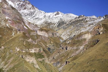 Gergeti yakınlarındaki dağlar. Georgia