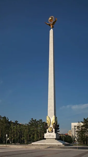 Στήλη Της Ανεξαρτησίας Στην Πλατεία Ανεξαρτησίας Στην Καραγκάντα Καζακστάν — Φωτογραφία Αρχείου