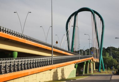 Bydgoszcz 'deki Brda Nehri üzerindeki Üniversite Köprüsü. Polonya